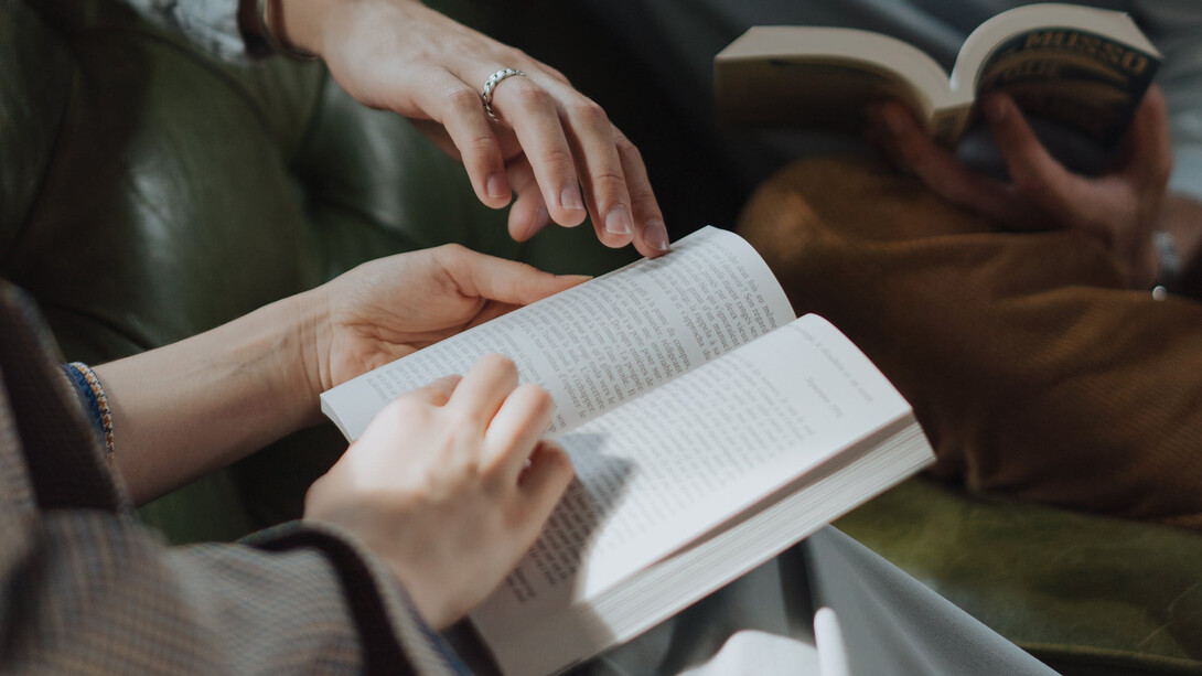 Poeta declama poesia de seu livro para entrevistadora