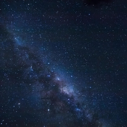 El universo no es un ente rígido y estático, sino un campo dinámico donde el orden coexiste con la libertad creativa, permitiendo que lo inesperado dé forma a nuevas realidades