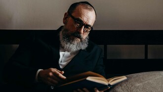 Psicólogo judeu lê um livro sobre a clínica psicanalítica 