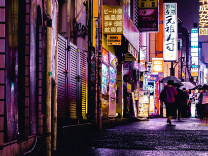 Riflessione a Tokyo, Giappone: Davanti allo skyline urbano di Tokyo, mi perdo nei miei pensieri, desiderando un contatto umano autentico in mezzo alla folla impersonale