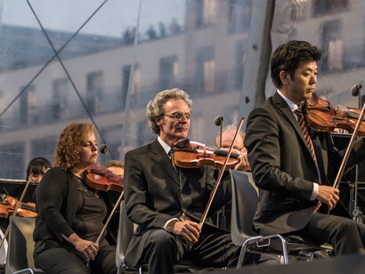 El 24 de agosto de 2019, la Filarmónica de Berlín ofreció un concierto al aire libre en la Puerta de Brandenburgo de Berlín, Alemania