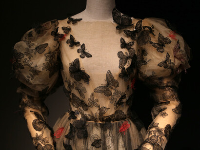 A moda de Roseberry para Schiaparelli não se contenta em ser bela ou funcional; ela deve provocar, instigar, contar histórias e evocar reações, assim como a arte
