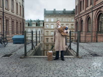 Sull'infinitezza, 2019, Roy Andersson non rinuncia mai a popolare lo schermo di molteplici situazioni