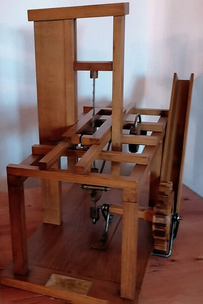 Leonardo da Vinci. Riproduzione di una sega idraulica di Leonardo da Vinci in una mostra a lui dedicata al Mulino di Mora Bassa, a Morabassa, Vigevano, Italia (2020)
