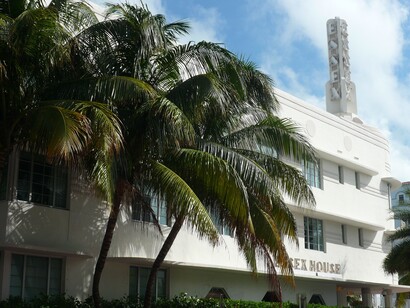 L'Art Déco a Miami Beach incorpora elementi tropicali come motivi di palme, fenicotteri e onde, adattandosi all'atmosfera vibrante e calda della Florida. Miami Beach, Florida, USA. Foto di Flavius Roversi