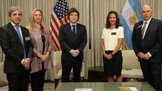 El presidente de Argentina Javier Milei fue recibido por la presidenta de la Bolsa de Valores de Nueva York, Lynn Martin, el 23 de septiembre de 2024. De izquierda a derecha: Luis Caputo, Karina Milei, Javier Milei, Lynn Martin y Gerardo Werthein