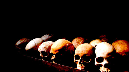 Cráneos de varias víctimas del genocidio en Nyamata, Ruanda