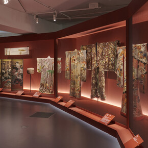 Au fil de l'or. L'art de se vêtir de l'orient au soleil-levant, vue d'exposition. Avec l'aimable autorisation du Musée du Quai Branly