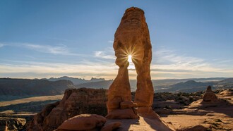 Il solstizio segna un momento di svolta cosmica, in cui luce e oscurità si incontrano e si rinnovano