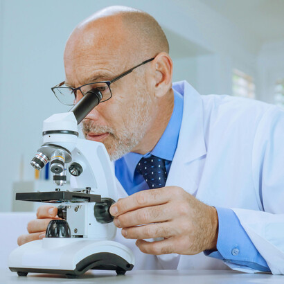 Pesquisador.  Mito n.º 2: todas as terapias com células estaminais são seguras e eficazes