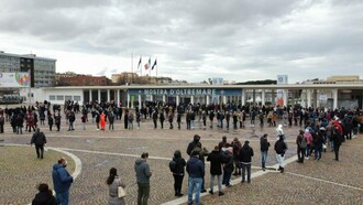 In coda per il vaccino a Napoli