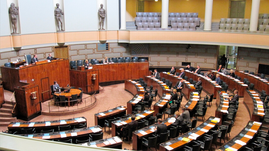 Parlamento. O modelo parlamentar actual esta mais ao serviço do partido e dos interesses individuais dos ditos representantes do povo, e em nada dignificam e representam aquele jovem lá daquele bairro recôndito