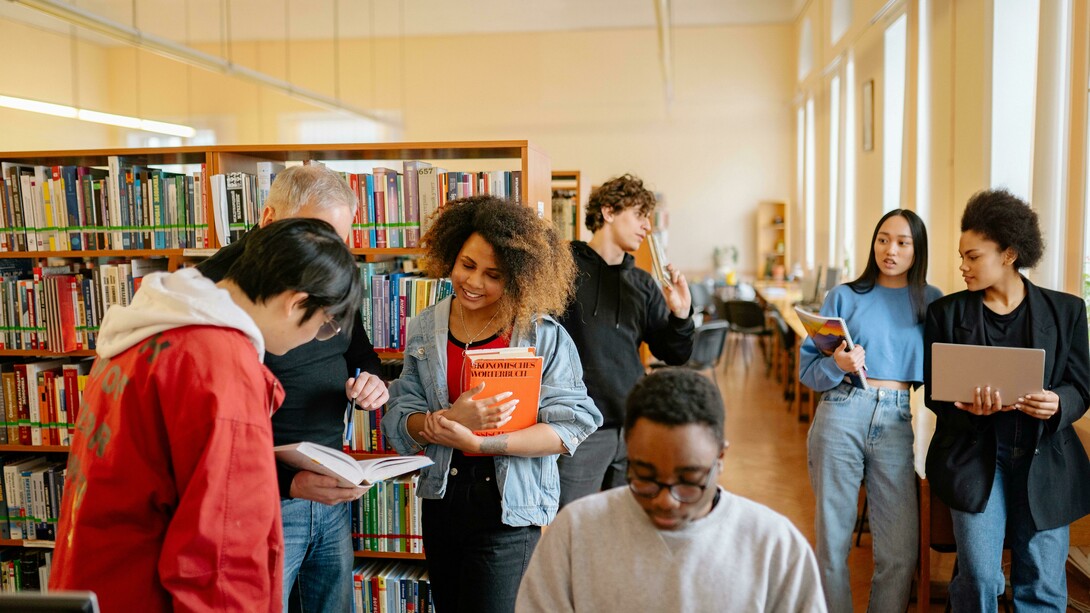 Estudantes universitários trabalham juntos em biblioteca. Assistimos atualmente ao debate da universidade como agente cultural, na formação da pessoa, de ser capaz de tornar um aluno (estudante) enriquecedor de cariz cultural e científico, com valores da cultura universitários, éticos, evolutivos de políticas públicas e culturais, com o lugar da cultura nas universidades