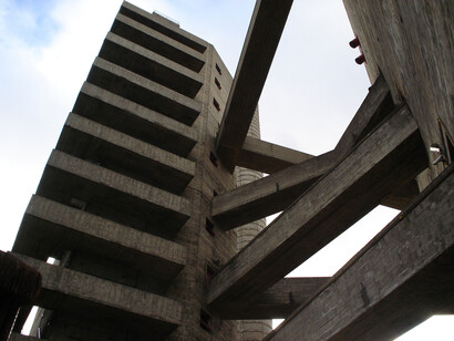 O Edifício do SESC Pompéia, obra monumental da arquiteta Lina Bo Bardi, foi finalizado e inaugurado em 1982 na cidade de São Paulo, Brasil