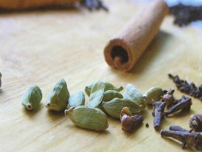 Baccelli di cardamomo, cannella e chiodi di garofano