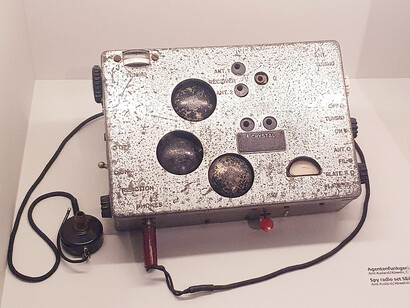 En las vitrinas se exhiben gadgets icónicos como cámaras diminutas, paraguas con dardos venenosos y herramientas de cifrado