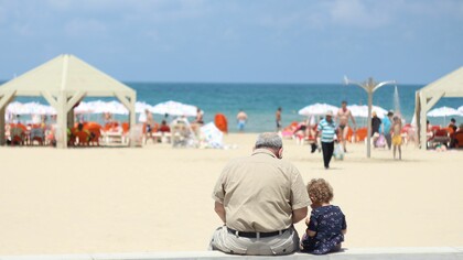 Nipote con il nonno in spiaggia