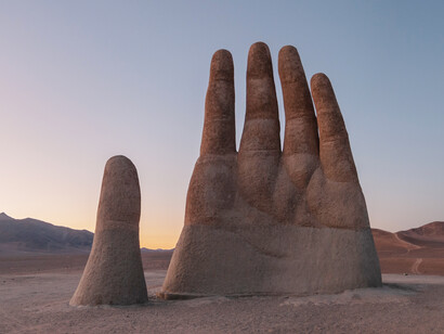 La doctrina del liberalismo se parece a la del Evangelio: muchos son los llamados, sólo unos pocos los elegidos. La Mano del Desierto de Mario Irarrázabal Covarrubias (Santiago, 26 de noviembre de 1940) Desierto de Atacama, Chile