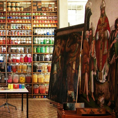 Laboratorio di restauro con opere in lavorazione della famiglia Nicola ad Aramengo, Asti