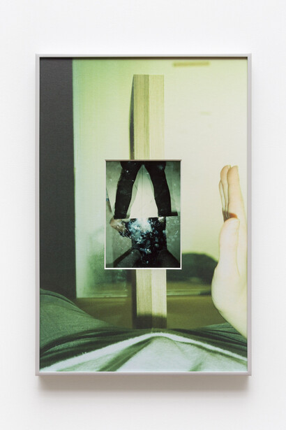 Ingrid Olson, Firing loop, fold, 2017. Inkjet print and UV inkjet printed matboard in aluminum frame, 61 x 40.6 cm | 24 x 16 in. © The artist 2017. Courtesy Simone Subal, New York.
