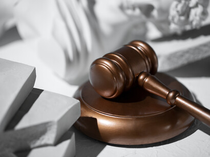 Embora o planejamento sucessório e patrimonial seja legítimo, ele é frequentemente deturpado. Devedores criam camadas de holdings onde o patrimônio pessoal é integralizado no capital social