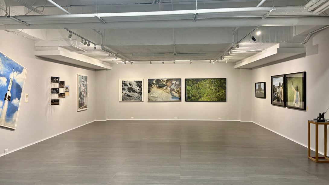 Andrés Orjuela, Alguien nos ha estado mirando, vista de exhibición. Cortesía de Galería La Balsa 