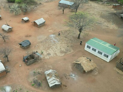 Pequena comunidade rural dispersa em área de solo seco e vegetação escassa. A vulnerabilidade territorial expõe populações inteiras aos extremos climáticos