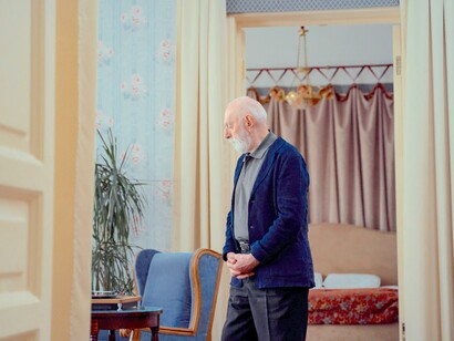 Velhinho aprecia sua própria companhia