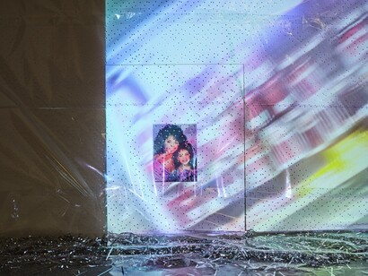 Jasmine Gregory, Who wants to die for glamour, vista de exhibición. Cortesía de MoMA PS1