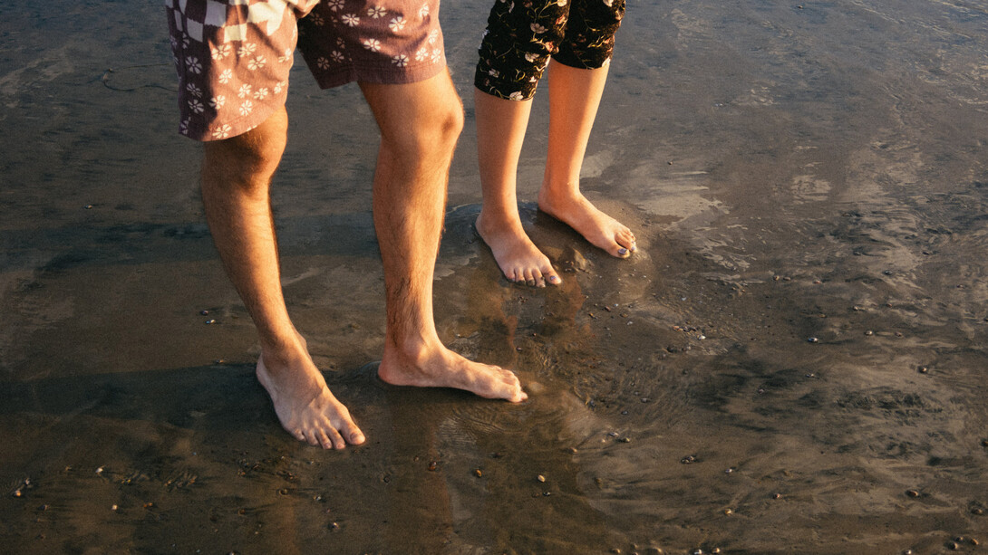 Início de uma garoa na praia molha a areia