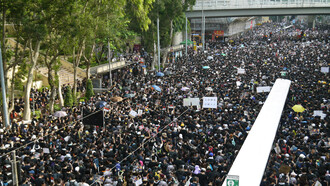 Une mobilisation massive dans l’espace public de Hong Kong symbolise la tension croissante entre aspirations démocratiques et durcissement autoritaire dans de nombreuses régions du monde