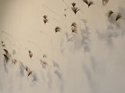 Su paso por la Manchester Metropolitan University, máster en Bellas Artes 2001, consolidó una nueva etapa en su vida, marcada por una intensa exploración creativa "Murmur" (Murmullo), 2020. Pangolin London, Londres, Inglaterra