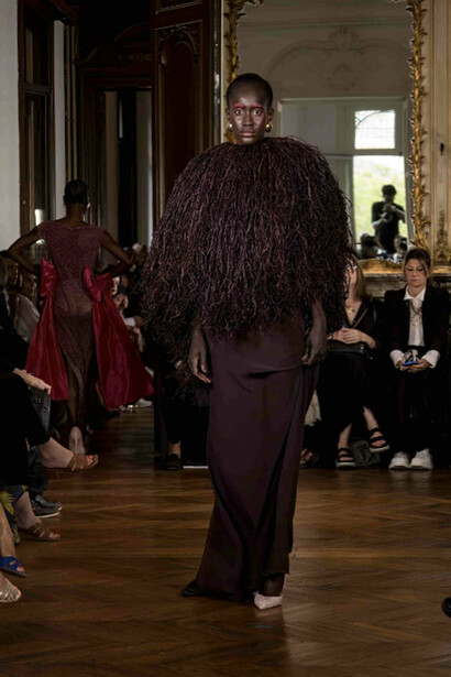 Collection Couture par Imane Ayissi. Le couturier camerounais est connu pour utiliser du raphia dans ses collections