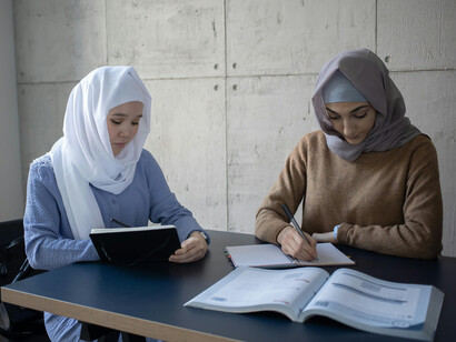 Saiba como a percepção dos estudantes sobre suas habilidades afeta seu desempenho acadêmico, conforme análise de dois grupos de alunos