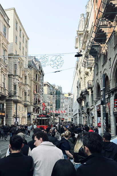 Le destinazioni colpite da overtourism sperimentano spesso congestione, aumento dei prezzi locali e deterioramento delle infrastrutture