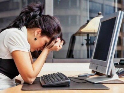 Empleada estresada en la oficina