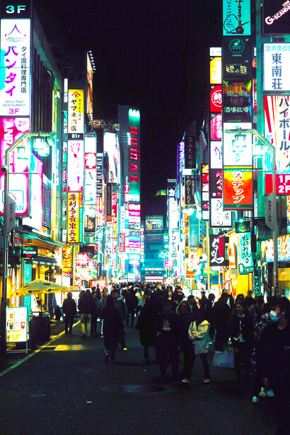 Ich denke an einen Regenabend in Osaka, als zwei Jugendliche unter einem Vordach zusammenrückten, um einer dritten Person Platz zu lassen, ohne die eigene Nähe aufzulösen