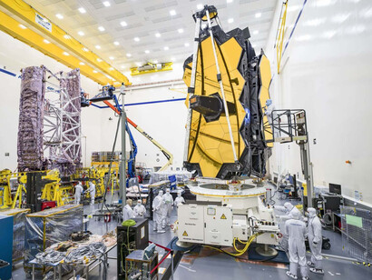 El telescopio espacial James Webb es un observatorio espacial construido y operado conjuntamente por la NASA, la Agencia Espacial Europea y la Agencia Espacial Canadiense, para sustituir los telescopios Hubble y Spitzer