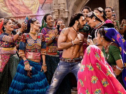 Escena de baile al estilo Bollywood