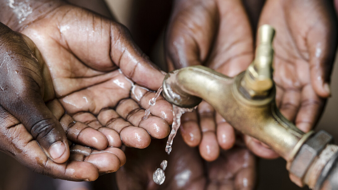 El agua nos da la vida, no se puede aceptar que se mercantilice para controlar esa misma vida