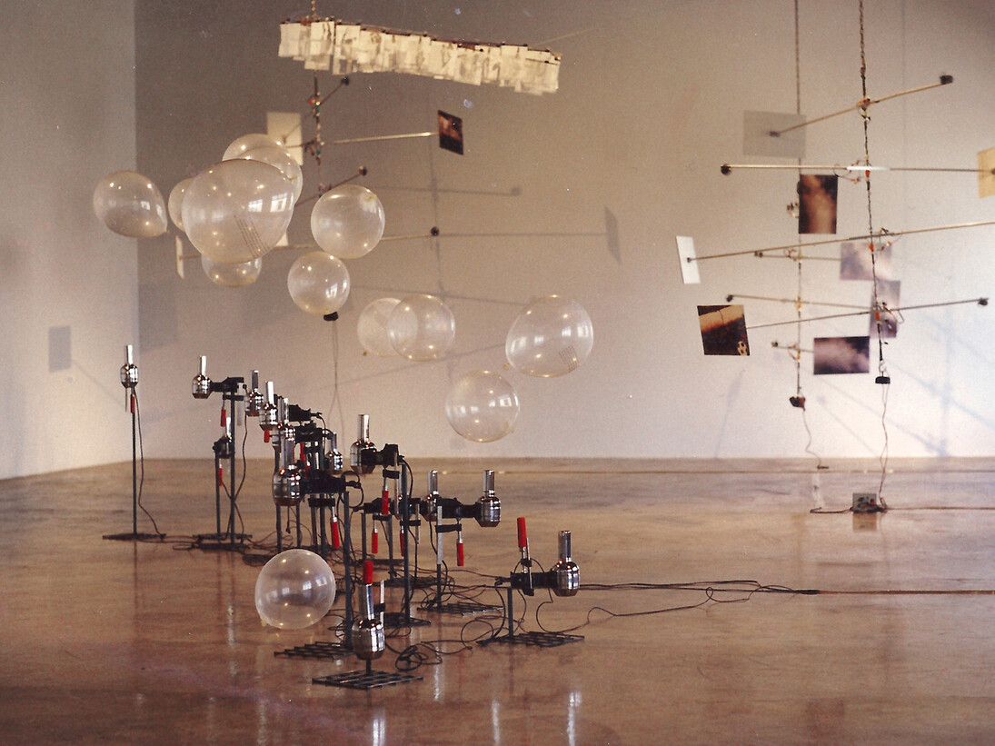 Frédéric Lecomte, Shooting gallery, 1993, 26 sèche-cheveux modifiés, ballons de baudruche imprimés en noir et blanc, serre-joints, socle en acier, Dimensions variables © l’artiste