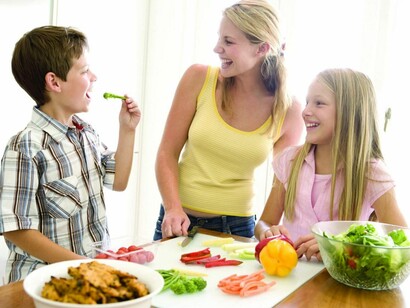 Una familia comiendo sano