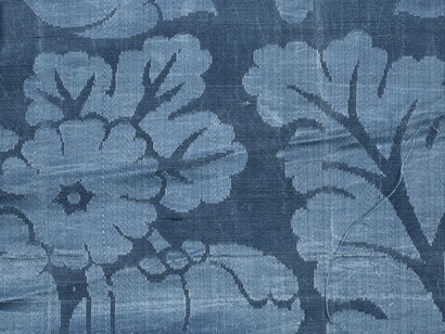 Ancora oggi la tradizione della seta sopravvive e rappresenta un patrimonio storico e culturale della Campania. Esempio di tessuto damascato in seta