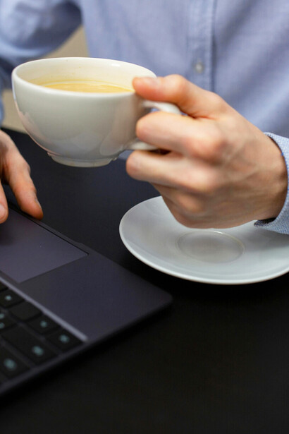 El trabajo y café distraen la desilusión 