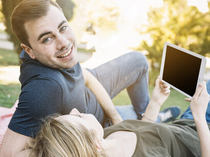 Al abrir la página aparecen cientos de caras, que puedes comprar o rechazar. Nos creamos la ilusión de que entramos en un gran supermercado y de que tenemos la opción de abarcarlo todo