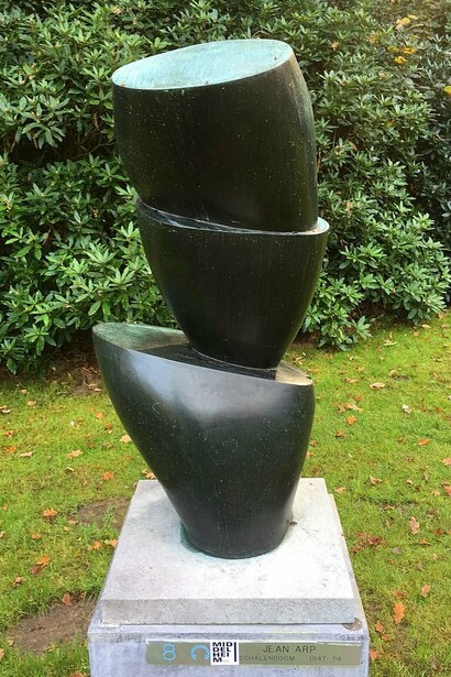 "Schalenboom", 1947 scultura di Jean Arp, Middelheimmuseum, open air museum in Antwerp, Belgio