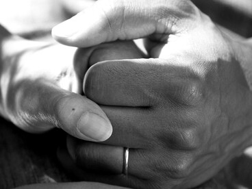 Psicologi e studiosi hanno evidenziato come alcune dinamiche attribuite alle fiamme gemelle possano favorire l'idealizzazione della sofferenza e la giustificazione di relazioni disfunzionali