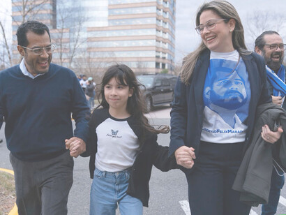 El excandidato presidencial de Nicaragua, Félix Maradiaga, se reúne con su esposa Berta Valle y su hija Alejandra, tras llegar al Aeropuerto Internacional Washington Dulles, EE. UU.
