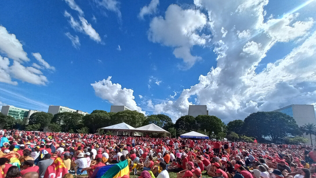 Que no descansen los demócratas, los raperos, los cantautores que saben alejar este cáliz, los grupos de carnaval, las asociaciones de barrio. Es necesario que lleguen al final agotados para que la democracia renazca al día siguiente. ¡Por un nuevo 1 de enero ahora en 2027! Fotografía de la ceremonia de toma de posesión de Luiz Inácio Lula da Silva, celebrada en Brasilia el 1 de enero de 2023, Brasil