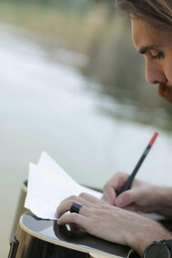 Un ragazzo che scrive 